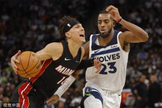 他用一记头 他用一记头