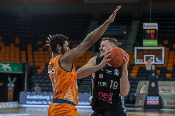 通过高压逼 通过高压逼